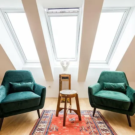 Grosse Dachgeschosswohnung Im Herzen Von