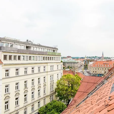 Grosse Dachgeschosswohnung Im Herzen Von Štýrský Hradec
