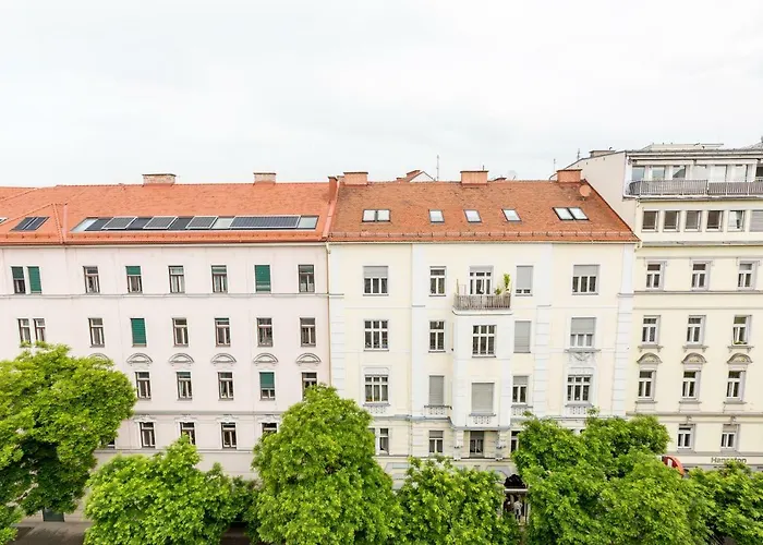 Grosse Dachgeschosswohnung Im Herzen Von